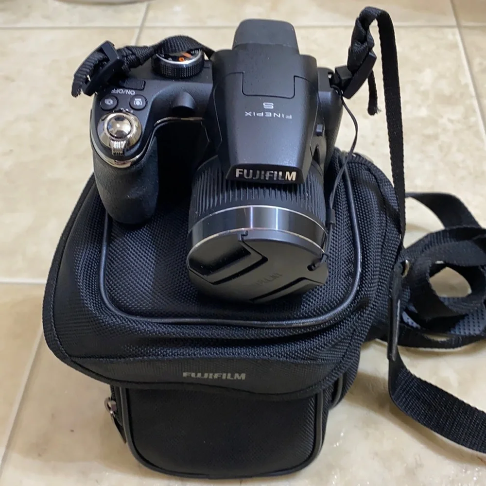Fuji Finepix S 14MP (EUC)
